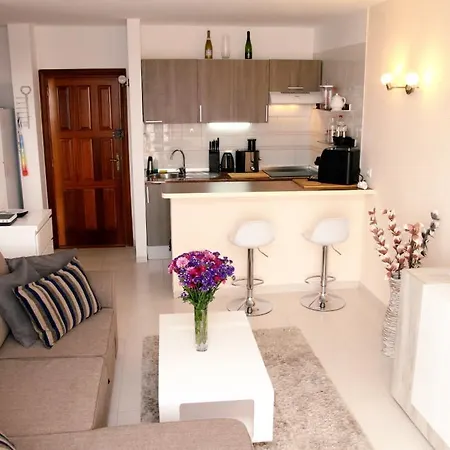 Paradise Court Адехе